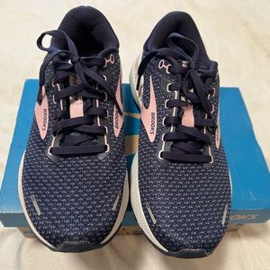 Women’s Brooks tennis shoes size 8 … like new